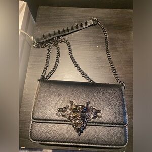 La Femme en Noir gargoyle sculpture cross body bag (Dracula collection)